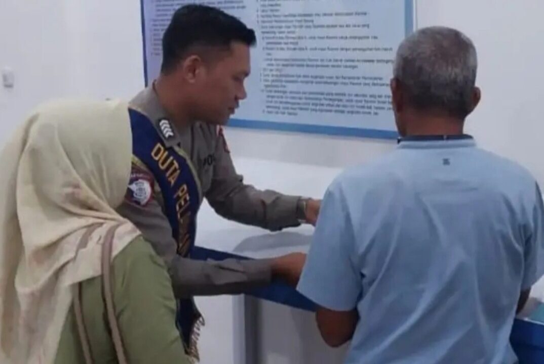 Polantas Menyapa: Duta Pelayanan BPKB Berikan Pendampingan Prioritas Lansia di Kantor Pelayanan BPKB Semarang III