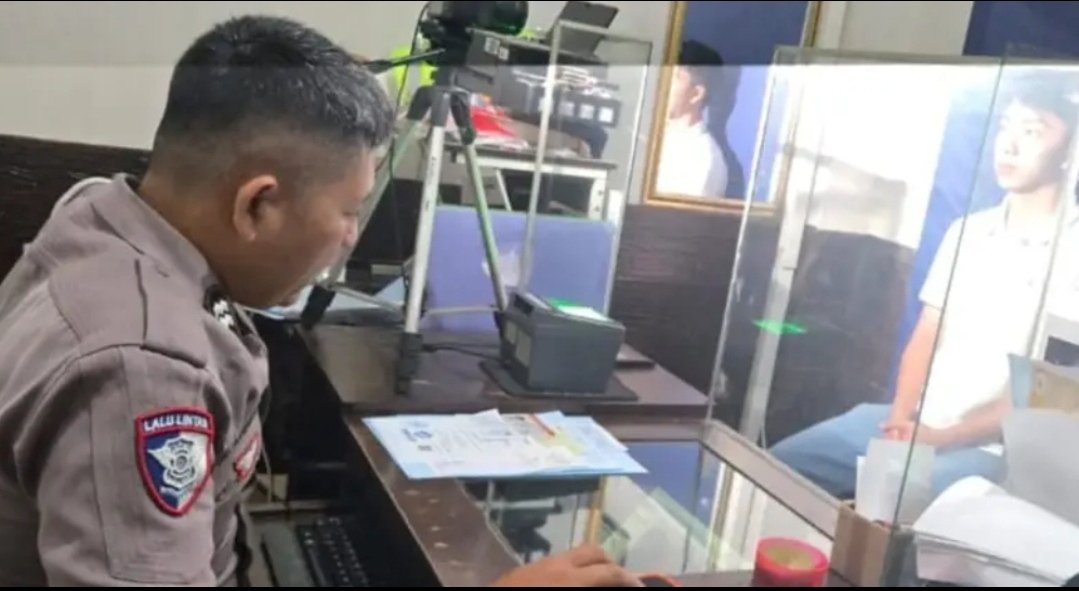 Polantas Menyapa: Polantas Menyapa: Proses Foto Pemohon SIM di Satpas Semarang Berjalan Tertib dan Humanis
